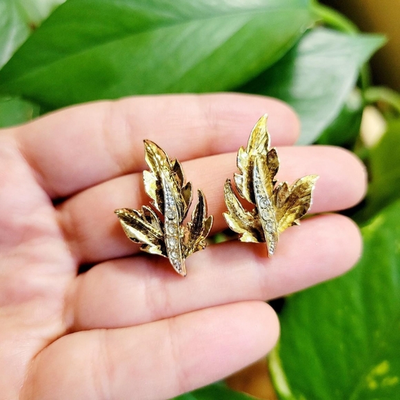 Vintage Gold Rhinestone Leaf Clip-On Earrings - Picture 6 of 8